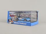 la boîte est ouverte pour laisser apparaître la maquette d'une voiture de course bleue