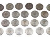 une image représentant un groupe de pièces de monnaie sur fond blanc