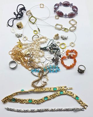 plusieurs types de bijoux différents sur une surface blanche