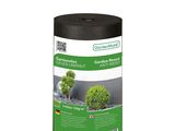 un gros plan d'un rouleau de filet de jardin noir sur fond blanc