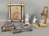 la photo d'une photo représentant un homme et une femme, posée sur une table avec d'autres objets