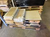 Plusieurs piles de cartons de bois sont posées sur des palettes dans un entrepôt