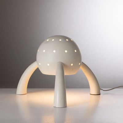 une lampe posée sur une table