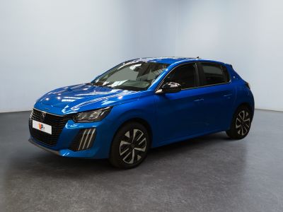 une voiture bleue garée dans une pièce aux murs blancs