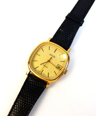 une image d'un gros plan d'une montre-bracelet sur une surface blanche