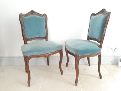 deux chaises assises l'une à côté de l'autre sur un sol carrelé