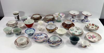 de nombreux types différents de bols et de soucoupes sur la table