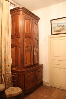 Bureau deux corps en bois naturel mouluré et sculpté ouvrant… - Photo 1