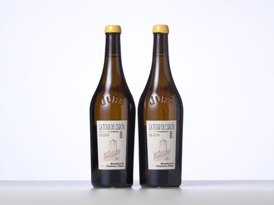 deux bouteilles de vin posées sur une table l'une à côté de l'autre