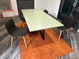 une table et des chaises dans une pièce avec du parquet
