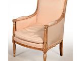 une image représentant une chaise dont l'assise est recouverte de tissu rose