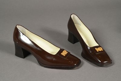 NINA RICCI. Paire d'escarpins en cuir vernis chocolat monogr…