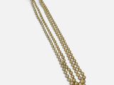 gros plan d'un collier de perles sur fond blanc