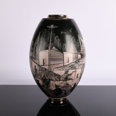 un vase noir et blanc posé sur une table noire