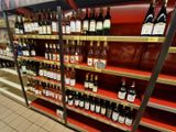 de nombreuses bouteilles de vin sur les étagères du magasin