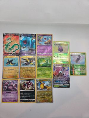 beaucoup de cartes Pokémon accrochées au mur