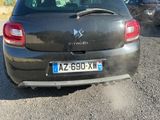 une voiture garée sur le côté de la route