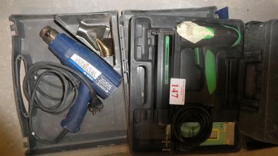 une boîte contenant des outils sur une table