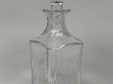 carafe en cristal avec bouchon et bouchon sur le dessus