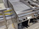 un grand grill portant un numéro, dans une cuisine