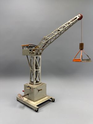 une grue miniature posée sur une table