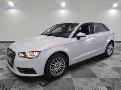 la voiture blanche est garée sur un carrelage à carreaux