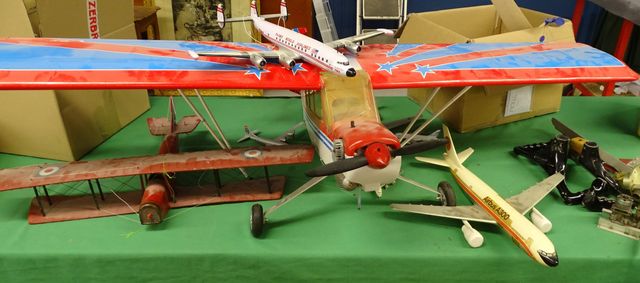 Lot de d’aéromodélisme, maquettes d’avions, jouets métal et plast...