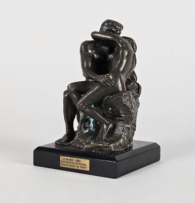 statue représentant un homme et une femme assis sur un rocher