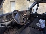 une voiture équipée d'un volant et d'un siège