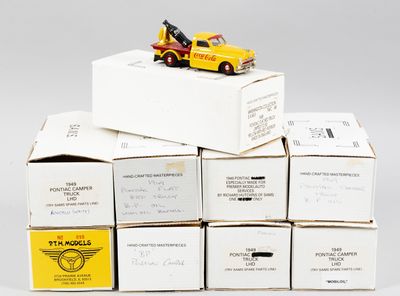 une pile de cartons surmontée d'un camion jouet