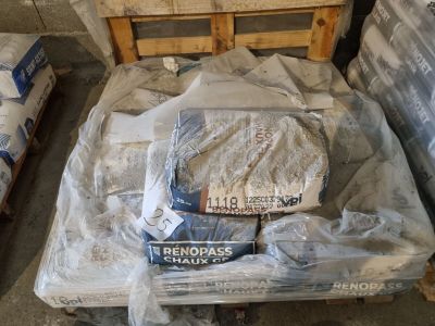 un lit emballé dans du plastique et posé sur une palette