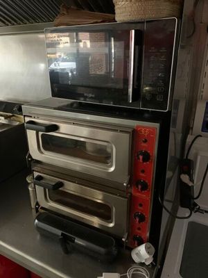 Dans une cuisine, plusieurs fours sont empilés les uns sur les autres.