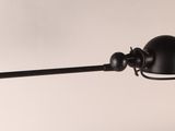 une image représentant une lampe accrochée au mur d'une pièce