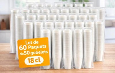 beaucoup de gobelets en plastique posés sur une table en bois