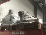 une grande pile de cartons posée sur une étagère dans un entrepôt