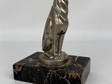 statue d'un chien assis sur un socle en marbre, sur fond blanc