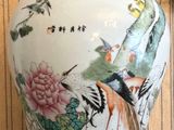 un vase posé sur une table