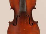 un vieux violon avec un archet accroché à son dos