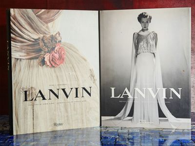 deux livres sont posés l'un à côté de l'autre sur une table