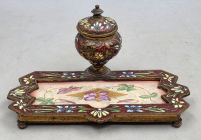 une petite boîte décorative avec un couvercle, posée sur une table
