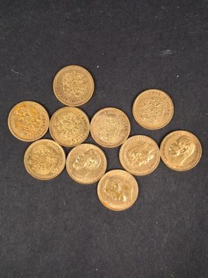 un gros plan sur un tas de pièces d'or posées sur une surface noire