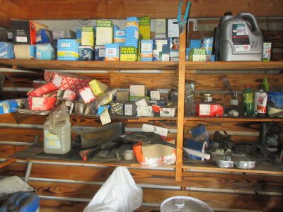 de nombreux objets sur les étagères du garage