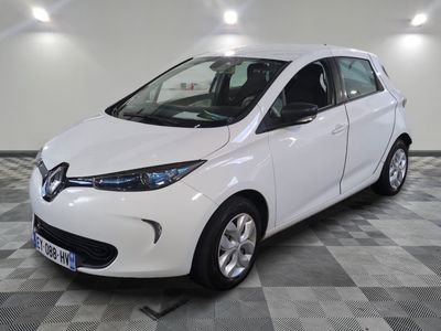 la photo d'une voiture blanche garée dans un garage