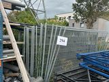 un tas de tuyaux métalliques près d'une clôture