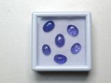 une photo montrant des pierres bleues dans une boîte blanche