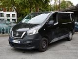 une camionnette noire garée dans un parking