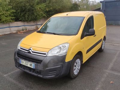 une camionnette jaune garée dans un parking