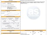 un gros plan d'un document sur lequel figure la photo d'une voiture