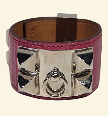 bracelet-manchette en cuir violet rehaussé de détails en métal argenté sur fond blanc