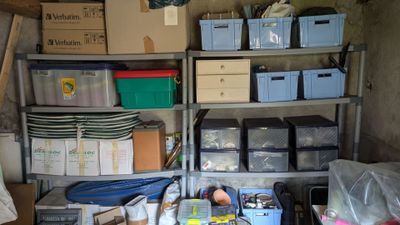 une pièce remplie de nombreux cartons et de boîtes sur les étagères